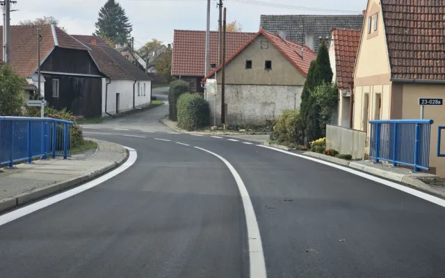 Po čtvrt roce už bez objížďky. Silnice mezi Starou Říší a osadou Kasárna je hotová, zítra ji zkusí první řidiči