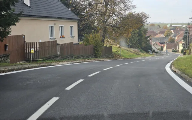 Po čtvrt roce už bez objížďky. Silnice mezi Starou Říší a osadou Kasárna je hotová, zítra ji zkusí první řidiči