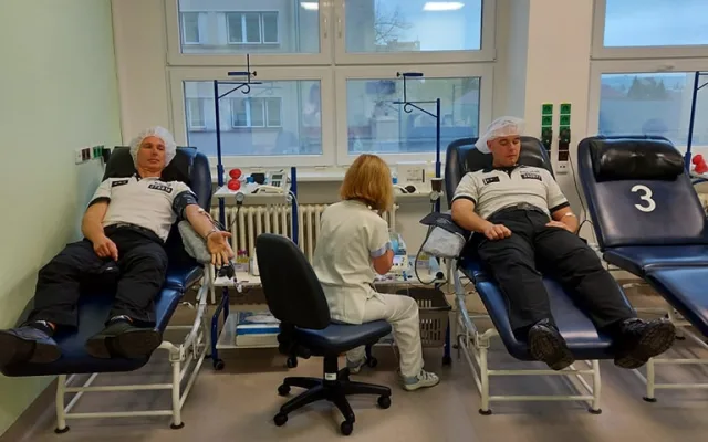 Dálniční policisté z Velkého Beranova hromadně darovali krev. Pro osm z nich to byla premiéra