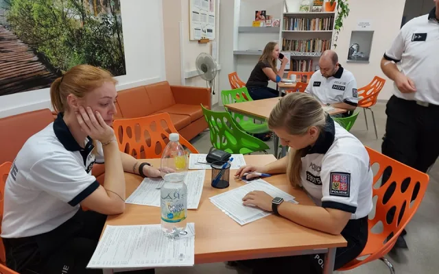 Dálniční policisté z Velkého Beranova hromadně darovali krev. Pro osm z nich to byla premiéra