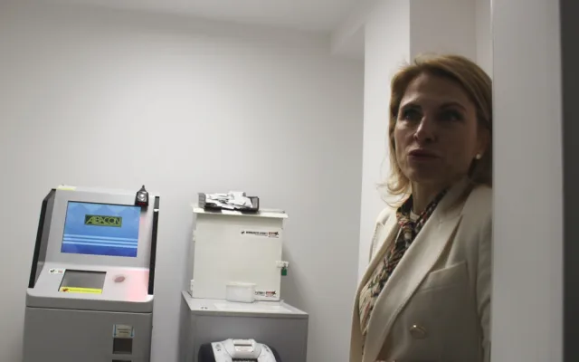 Přístroj, do něhož řidiči vkládají denní tržbu
