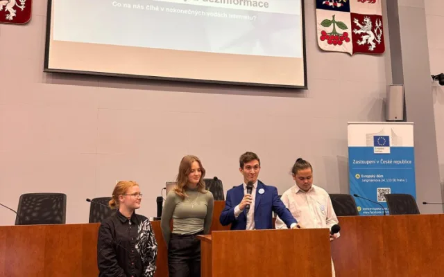 Studenti v Jihlavě diskutovali o jinakosti, LGBT, dezinformacích nebo i umělé inteligenci