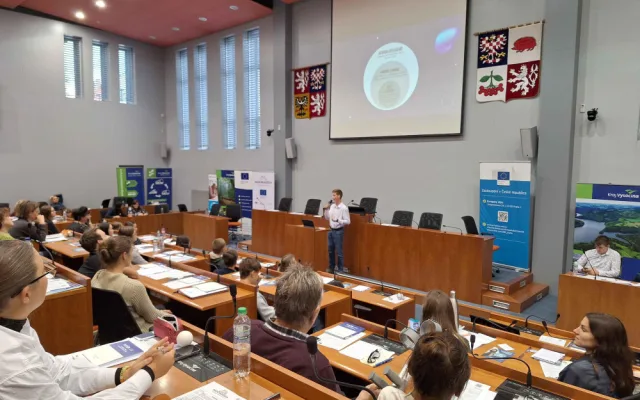 Studenti v Jihlavě diskutovali o jinakosti, LGBT, dezinformacích nebo i umělé inteligenci