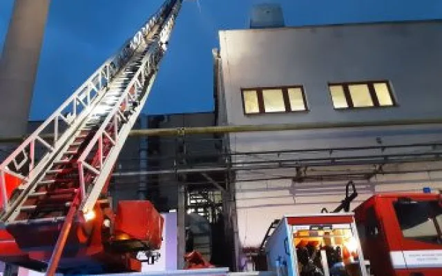 Hasiči zasahují u požáru ve sklárnách ve Světlé nad Sázavou. Vyjely čtyři jednotky