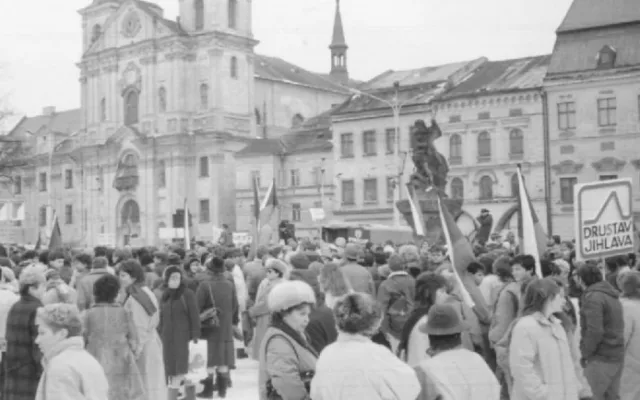 Revoluční plamen se v roce 1989 v Jihlavě rozhořel o týden později než v Praze. Hlavními lídry byli vysokoškoláci