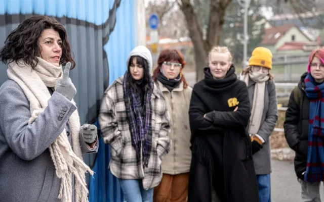 FOTO: Nekonečný jezevčík, co mění barvy. Studenti v Jihlavě v mrazu namalovali další mural art