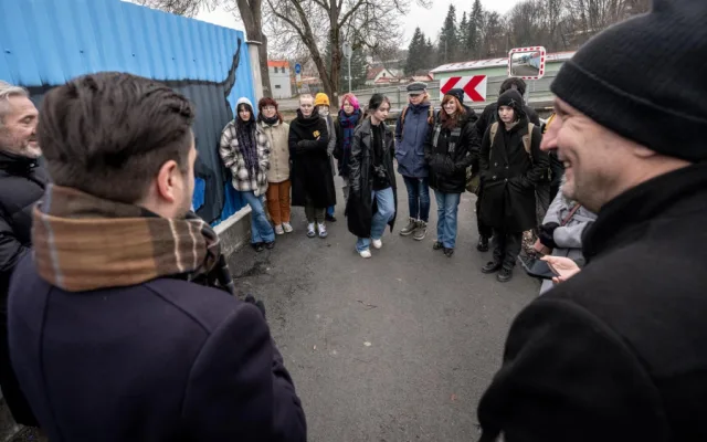 FOTO: Nekonečný jezevčík, co mění barvy. Studenti v Jihlavě v mrazu namalovali další mural art