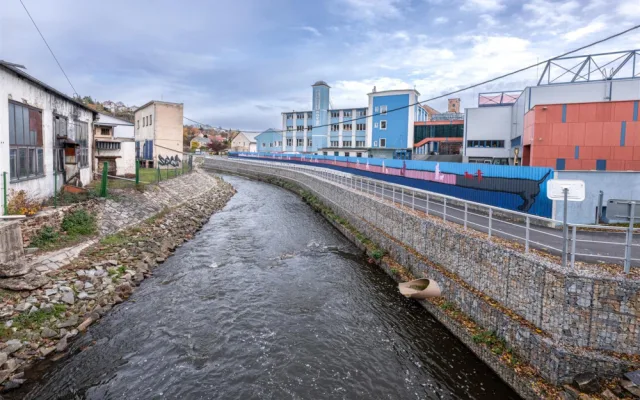 FOTO: Nekonečný jezevčík, co mění barvy. Studenti v Jihlavě v mrazu namalovali další mural art