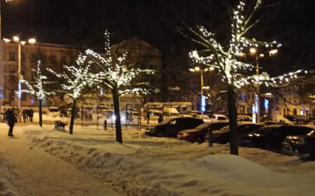 FOTO: Do Jihlavy dorazil advent, rozsvítil se vánoční stromeček. Na náměstí je opět ledový ovál a nově i vyhlídkové kolo