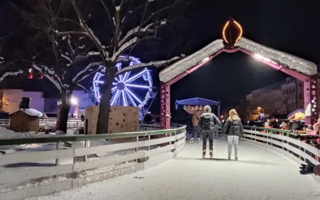 FOTO: Do Jihlavy dorazil advent, rozsvítil se vánoční stromeček. Na náměstí je opět ledový ovál a nově i vyhlídkové kolo