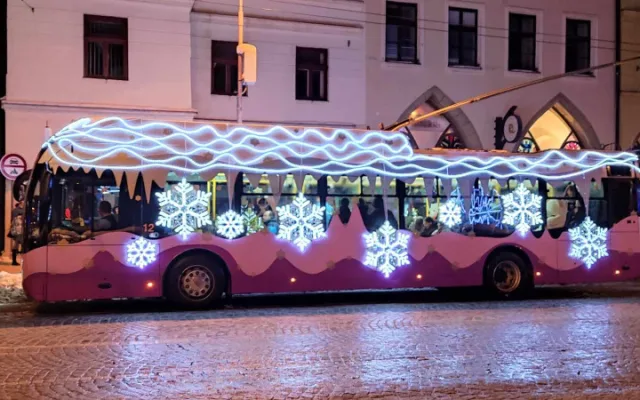 FOTO: Do Jihlavy dorazil advent, rozsvítil se vánoční stromeček. Na náměstí je opět ledový ovál a nově i vyhlídkové kolo