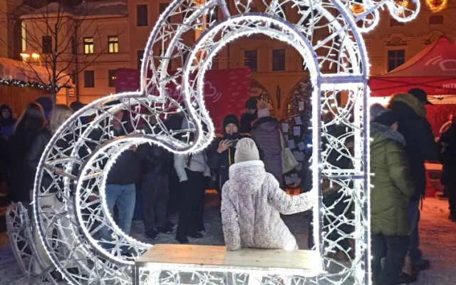 FOTO: Do Jihlavy dorazil advent, rozsvítil se vánoční stromeček. Na náměstí je opět ledový ovál a nově i vyhlídkové kolo