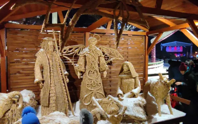 FOTO: Do Jihlavy dorazil advent, rozsvítil se vánoční stromeček. Na náměstí je opět ledový ovál a nově i vyhlídkové kolo