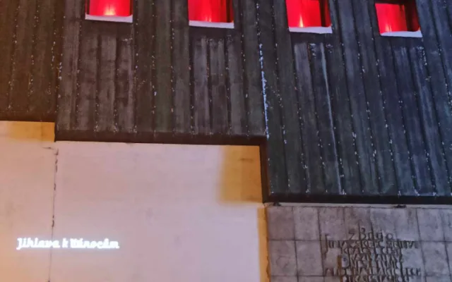 FOTO: Do Jihlavy dorazil advent, rozsvítil se vánoční stromeček. Na náměstí je opět ledový ovál a nově i vyhlídkové kolo