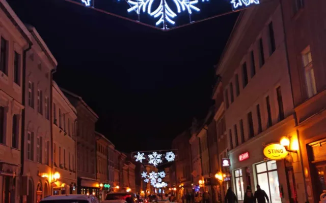 FOTO: Do Jihlavy dorazil advent, rozsvítil se vánoční stromeček. Na náměstí je opět ledový ovál a nově i vyhlídkové kolo