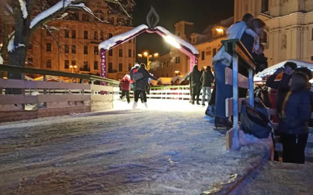 FOTO: Do Jihlavy dorazil advent, rozsvítil se vánoční stromeček. Na náměstí je opět ledový ovál a nově i vyhlídkové kolo
