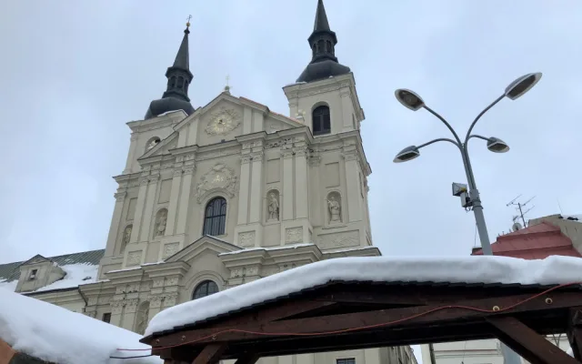 VIDEO: Po roce o půl opět přístupný veřejnosti. Opravený kostel sv. Ignáce se chlubí novou fasádou, nabídne bohatý kulturní program