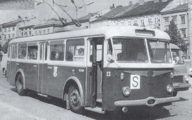 Původní pražský trolejbus Škoda 8Tr s jihlavským číslem 23 na lince C v dolní části Masarykova náměstí v roce 1971