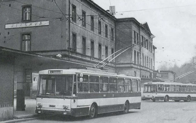 Trolejbusy Škoda 14Tr na konečné před Hlavním nádražím v roce 1986
