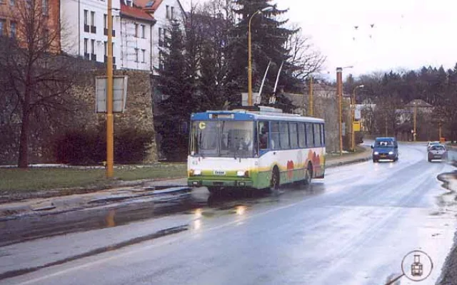 Trolejbus 14Tr projíždí pod historickým centrrem po Brněnské ulici, rok 2002