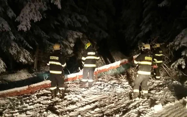 Hasiče a policisty zaměstnávají popadané stromy a nehody. Od půlnoci se stalo skoro 50 nehod