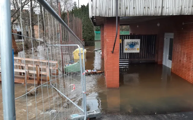 Štědrý den očima hasičů: Popadané stromy, požár ze svíček, zatopené sklepy, povodeň v Dobroníně