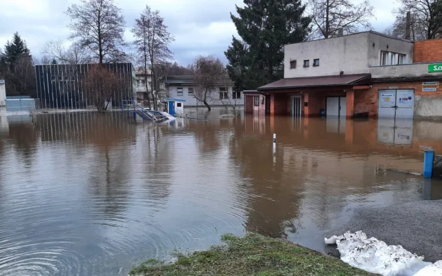 Štědrý den očima hasičů: Popadané stromy, požár ze svíček, zatopené sklepy, povodeň v Dobroníně