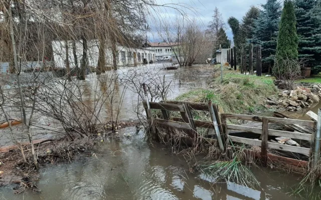 Štědrý den očima hasičů: Popadané stromy, požár ze svíček, zatopené sklepy, povodeň v Dobroníně