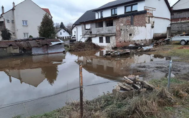 Štědrý den očima hasičů: Popadané stromy, požár ze svíček, zatopené sklepy, povodeň v Dobroníně