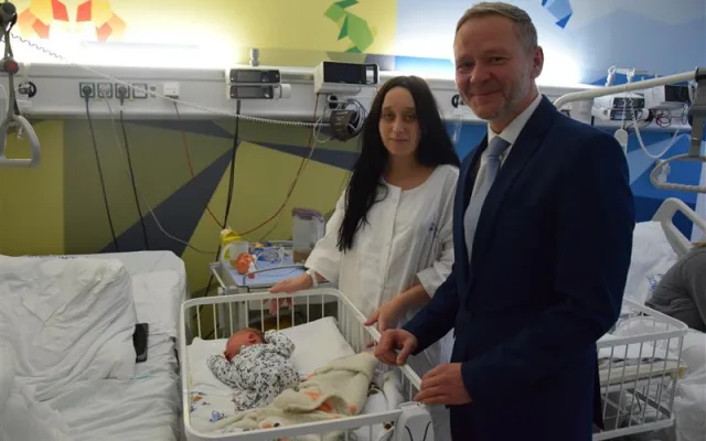 Na prvního letošního občánka Vysočiny Makara doma čeká devítiletá sestra. Dnes ho přišel pozdravit hejtman