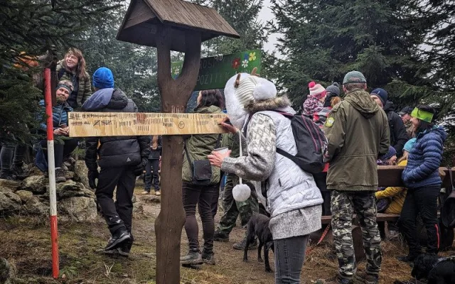 Výšlap na Jelení Horu u Hodic nalákal davy lidí. Všechny překvapil nalezený nebezpečný odpad, hledá se pachatel