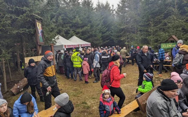 Výšlap na Jelení Horu u Hodic nalákal davy lidí. Všechny překvapil nalezený nebezpečný odpad, hledá se pachatel