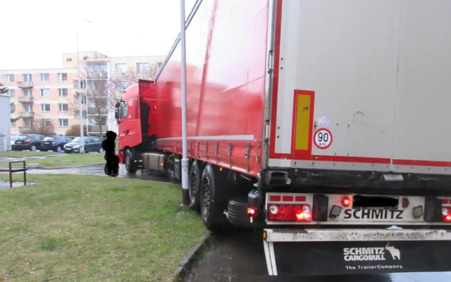 Řidič v kamionu ve Žďáru nacouval do sídliště, poškodil značku a ulámal větve. Nikoho jsem neomezil ani neohrozil, hájí se muž