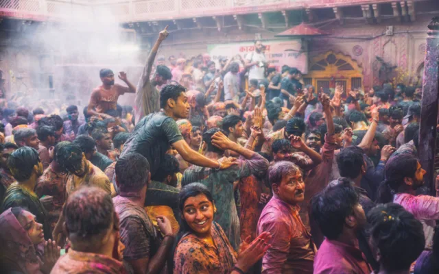 Oslavy Holi v chrámu.