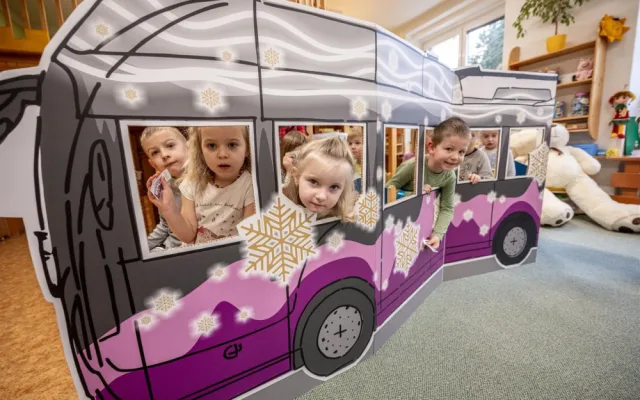 Kam se poděli obří medvědi z vánočního trolejbusu? Dva ze tří šli do školek, jednoho ukradl zloděj