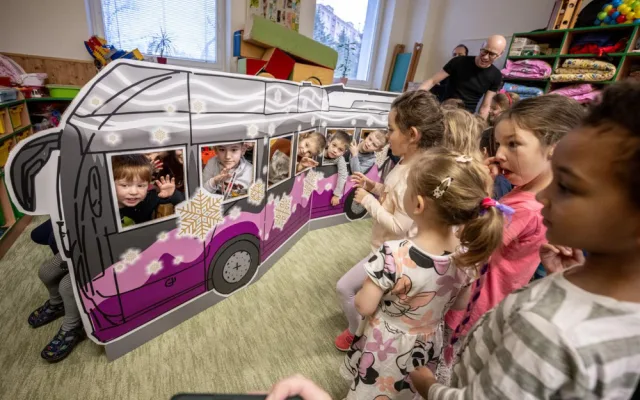 Kam se poděli obří medvědi z vánočního trolejbusu? Dva ze tří šli do školek, jednoho ukradl zloděj