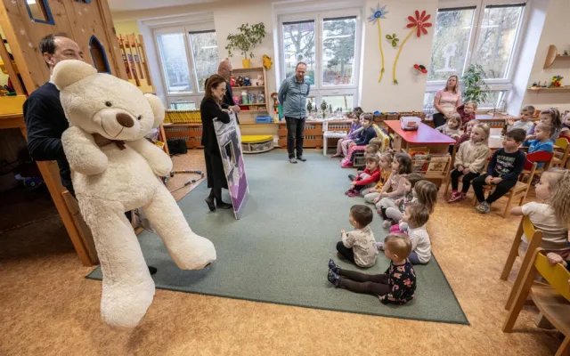 Kam se poděli obří medvědi z vánočního trolejbusu? Dva ze tří šli do školek, jednoho ukradl zloděj
