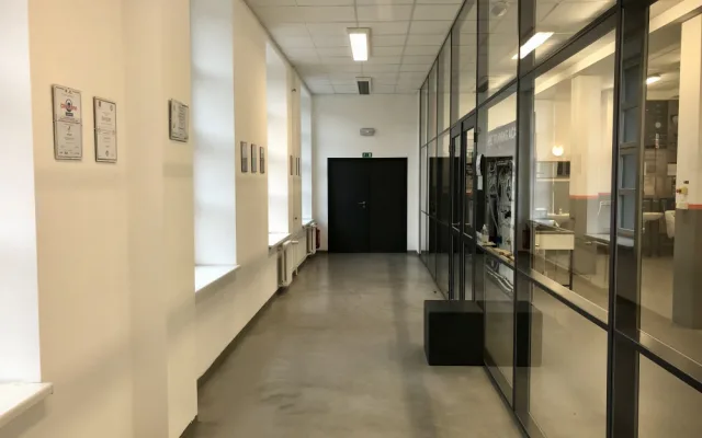 VIDEO: VIP toaleta s ovladačem, masážní sprcha, perlátor. Učni z jihlavské stavebky mají novou učebnu