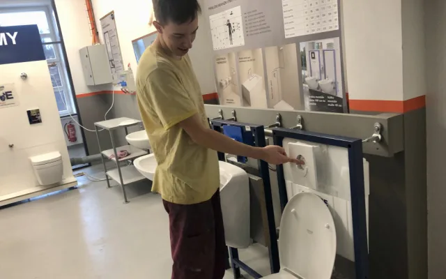 VIDEO: VIP toaleta s ovladačem, masážní sprcha, perlátor. Učni z jihlavské stavebky mají novou učebnu