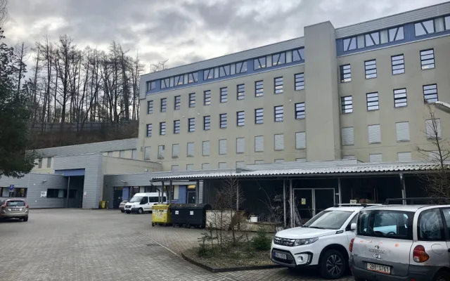 VIDEO: VIP toaleta s ovladačem, masážní sprcha, perlátor. Učni z jihlavské stavebky mají novou učebnu