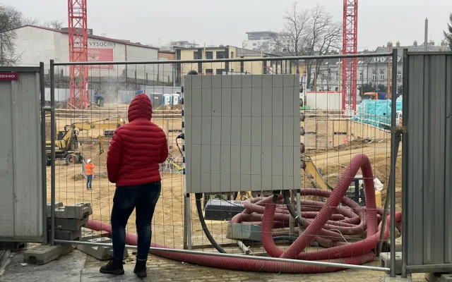 ANKETA: Okénko pro zvědavé. Zájemci teď mohou bezpečně sledovat, jak v Jihlavě roste Horácká aréna