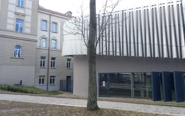 Památník bude v těsné blízkosti vysokoškolské budovy.