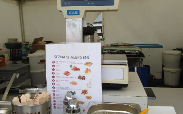 Pizza, hamburger, guláš. Hygienici si ve Vysočina Areně posvítili na stánky s občerstvením