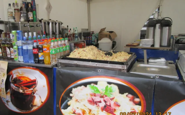 Pizza, hamburger, guláš. Hygienici si ve Vysočina Areně posvítili na stánky s občerstvením