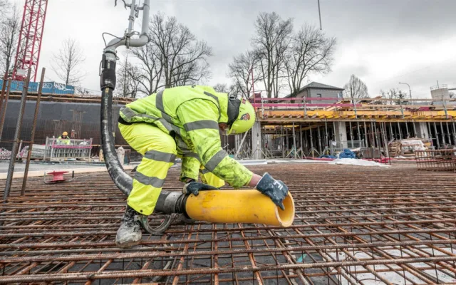 Na stavbě Horácké multifunkční arény pracuje stále více lidí. Do konce letošního roku má být pod střechou