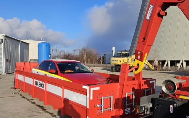 FOTO: Hasiči z Dukovan a Temelína mají nové kontejnery na hašení elektromobilů