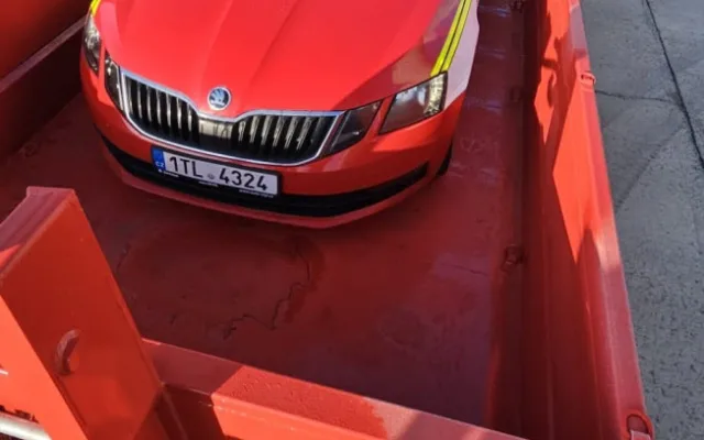 FOTO: Hasiči z Dukovan a Temelína mají nové kontejnery na hašení elektromobilů