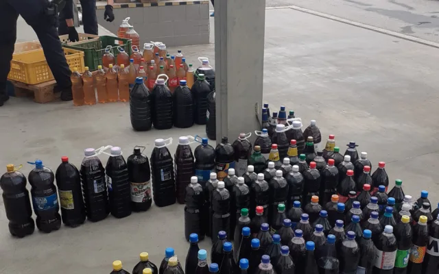 Místo lidí alkohol. Řidič autobusu vezl z Moldavska do Londýna alkohol, celníci na D1 zabavili přes 600 litrů