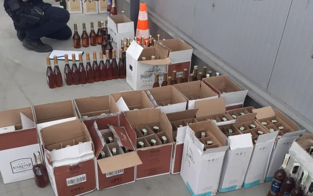Místo lidí alkohol. Řidič autobusu vezl z Moldavska do Londýna alkohol, celníci na D1 zabavili přes 600 litrů