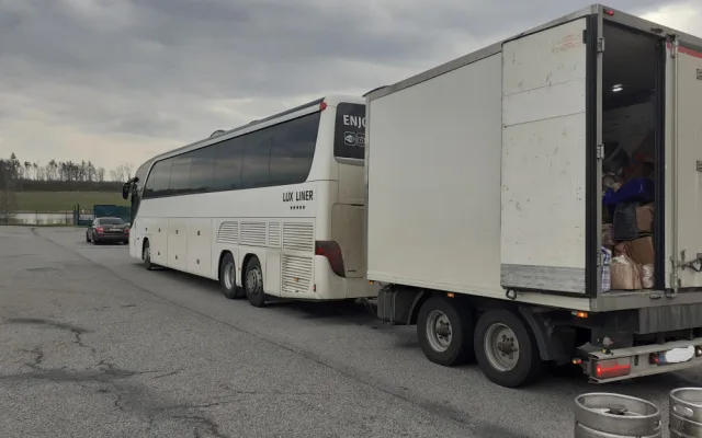Místo lidí alkohol. Řidič autobusu vezl z Moldavska do Londýna alkohol, celníci na D1 zabavili přes 600 litrů